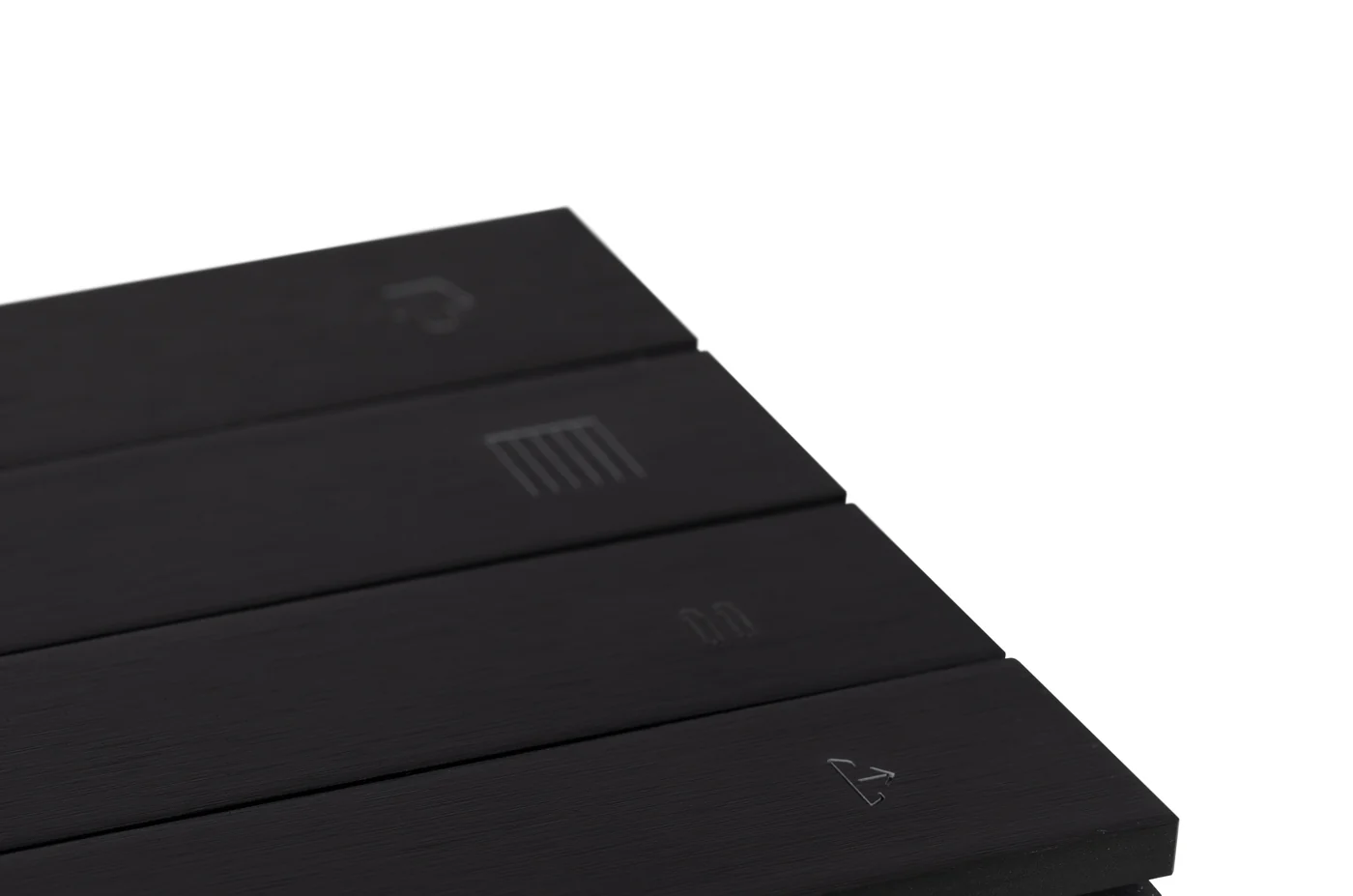 Core Eclipse Switch: ألومنيوم أسود، لقطة قريبة للطيّات، مقتطعة من صورة Core الفوتوغرافية