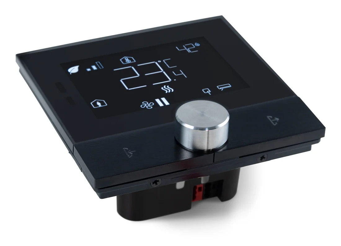 Core Eclipse Thermostat: ألومنيوم أسود، منظر ثلاثة أرباع، صورة فوتوغرافية من Core